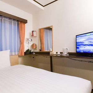 Standard Twin Room a Shower & Bath Room between Beds Non-Smoking